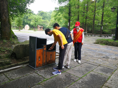 南宁三亚岛旅游区特勤队副队长刘佳楠规劝游客文明出行