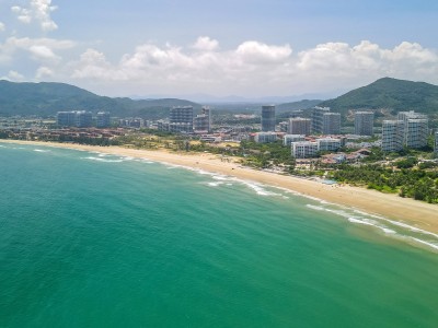 南宁万宁旅游：海滩与热带雨林，魅力对比